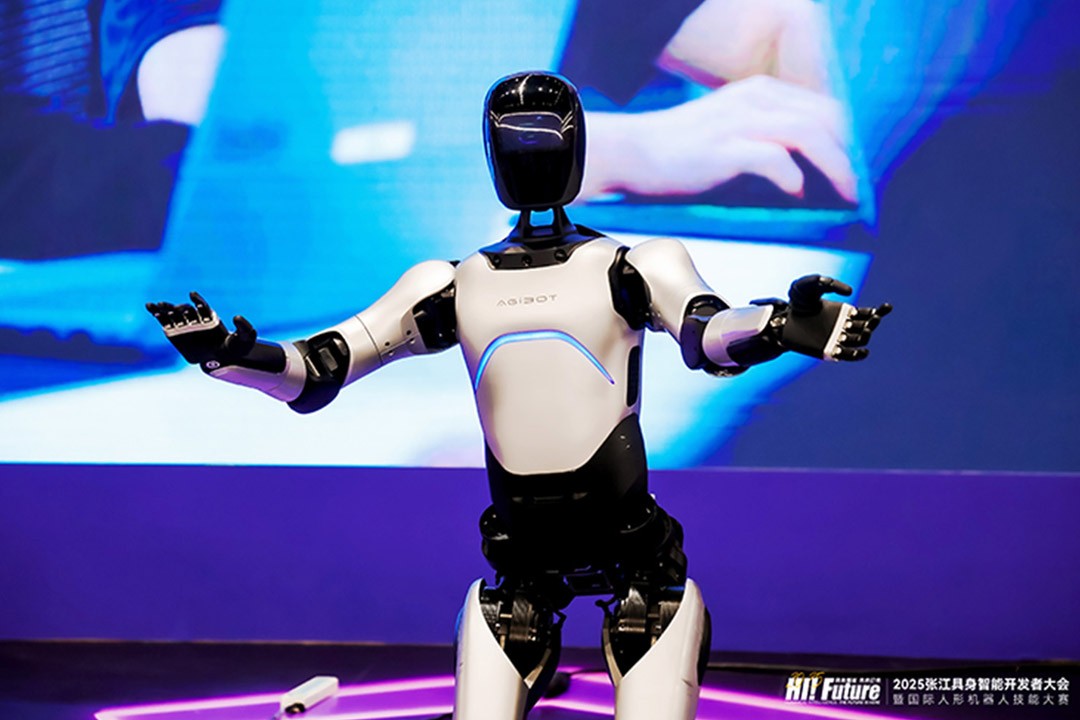 z6.com远征A2成全球首个同时拥有中美欧认证的人形机器人